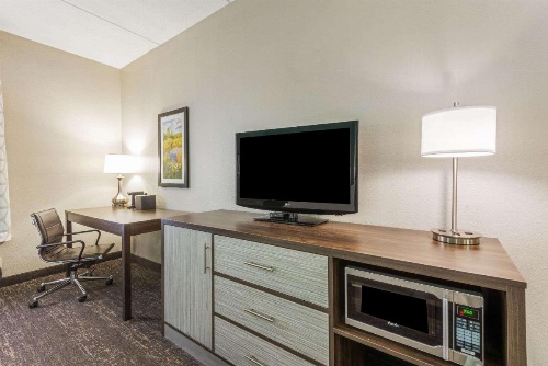 La Quinta Inn & Suites by Wyndham Jamestown, NY-Downtown image 14